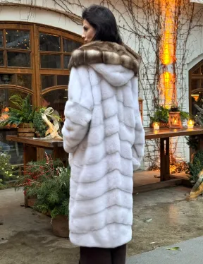 Длинная белая норковая шуба с капюшоном из натурального меха куницы 