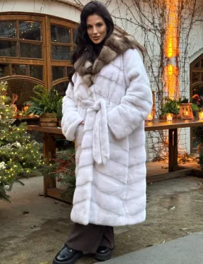 Длинная белая норковая шуба с капюшоном из натурального меха куницы 
