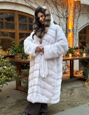 Длинная белая норковая шуба с капюшоном из натурального меха куницы 