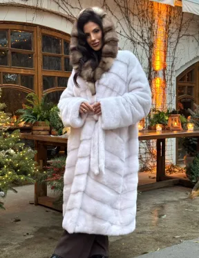 Длинная белая норковая шуба с капюшоном из натурального меха куницы 