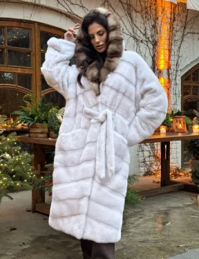 Длинная белая норковая шуба с капюшоном из натурального меха куницы 