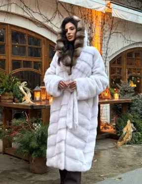 Длинная белая норковая шуба с капюшоном из натурального меха куницы 