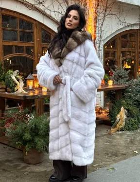 Длинная белая норковая шуба с капюшоном из натурального меха куницы 