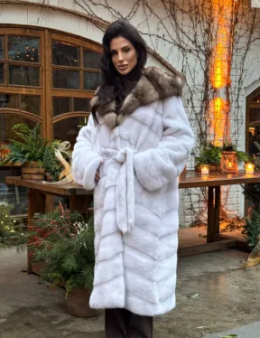 Длинная белая норковая шуба с капюшоном из натурального меха куницы 
