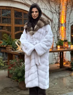 Длинная белая норковая шуба с капюшоном из натурального меха куницы 
