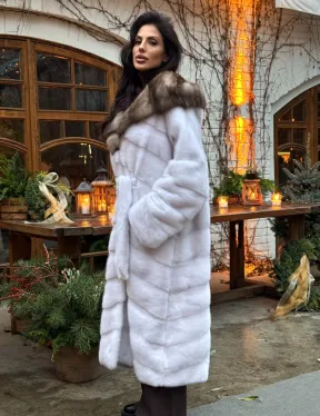Длинная белая норковая шуба с капюшоном из натурального меха куницы 