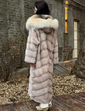 Шуба теплая из меха норки с капюшоном из натуральной рыси