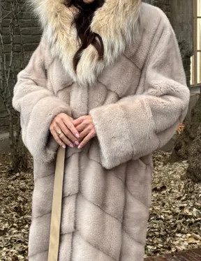 Шуба теплая из меха норки с капюшоном из натуральной рыси
