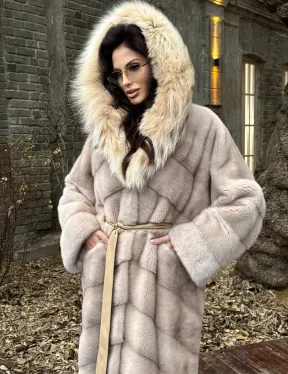 Шуба теплая из меха норки с капюшоном из натуральной рыси