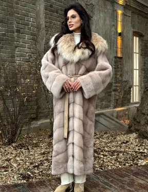 Шуба теплая из меха норки с капюшоном из натуральной рыси