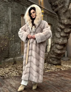 Шуба теплая из меха норки с капюшоном из натуральной рыси