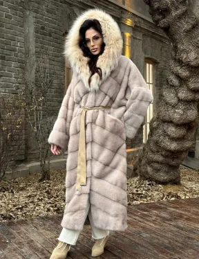 Шуба теплая из меха норки с капюшоном из натуральной рыси