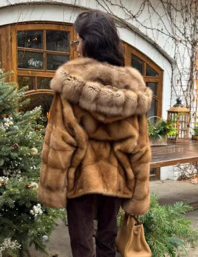 Норковое пончо-шуба в цвете золото с меховым капюшоном из куницы