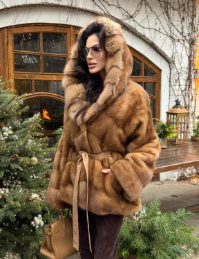 Норковое пончо-шуба в цвете золото с меховым капюшоном из куницы