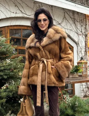 Норковое пончо-шуба в цвете золото с меховым капюшоном из куницы