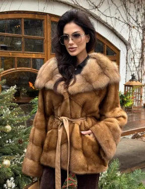 Норковое пончо-шуба в цвете золото с меховым капюшоном из куницы