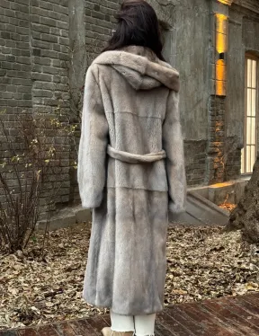 Шуба прямого кроя с капюшоном и меховым поясом в сером цвете