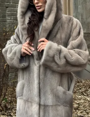 Шуба прямого кроя с капюшоном и меховым поясом в сером цвете