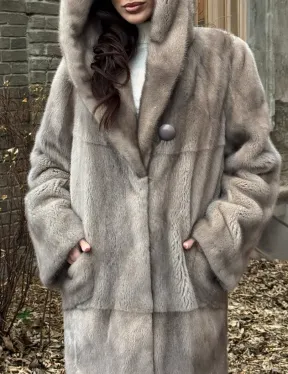 Шуба прямого кроя с капюшоном и меховым поясом в сером цвете