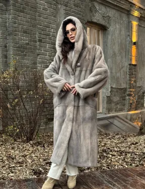 Шуба прямого кроя с капюшоном и меховым поясом в сером цвете