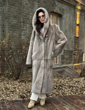 Шуба прямого кроя с капюшоном и меховым поясом в сером цвете