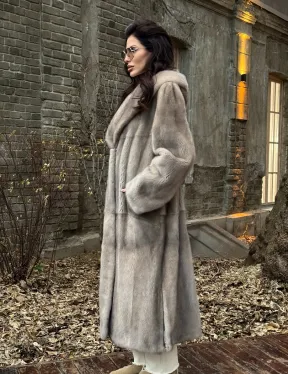 Шуба прямого кроя с капюшоном и меховым поясом в сером цвете