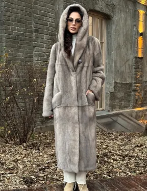 Шуба прямого кроя с капюшоном и меховым поясом в сером цвете