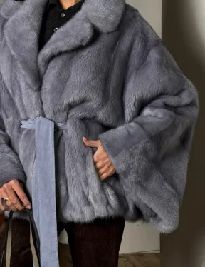 Короткая норковая шуба в стиле оверсайз с английским воротником