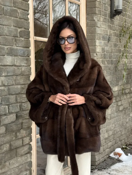 Полушубок из натурального меха норки Nafa mink в цвете соболь с капюшоном, фасон - летучая мышь