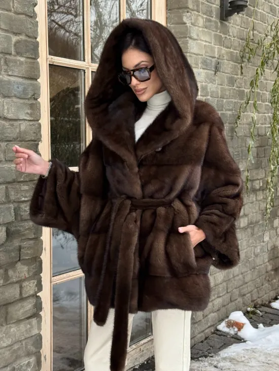 Полушубок из натурального меха норки Nafa mink в цвете соболь с капюшоном, фасон - летучая мышь
