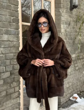 Полушубок из натурального меха норки Nafa mink в цвете соболь с капюшоном, фасон - летучая мышь