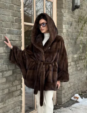 Полушубок из натурального меха норки Nafa mink в цвете соболь с капюшоном, фасон - летучая мышь