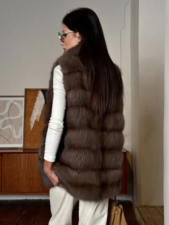 Жилет из меха куницы в цвете Truffle стойка воротник