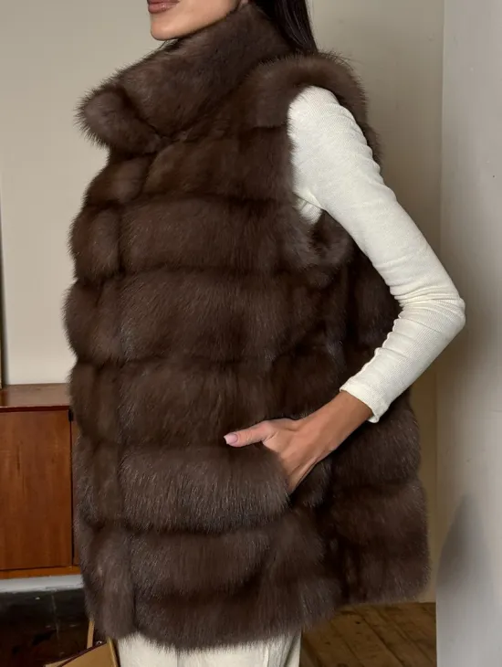 Жилет из меха куницы в цвете Truffle стойка воротник