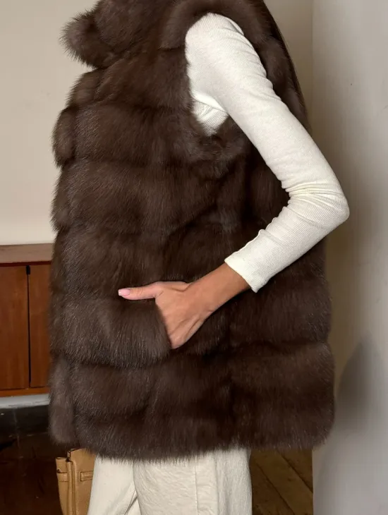 Жилет из меха куницы в цвете Truffle стойка воротник