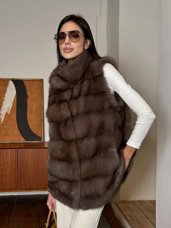 Жилет из меха куницы в цвете Truffle стойка воротник