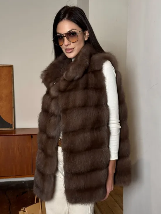 Жилет из меха куницы в цвете Truffle стойка воротник