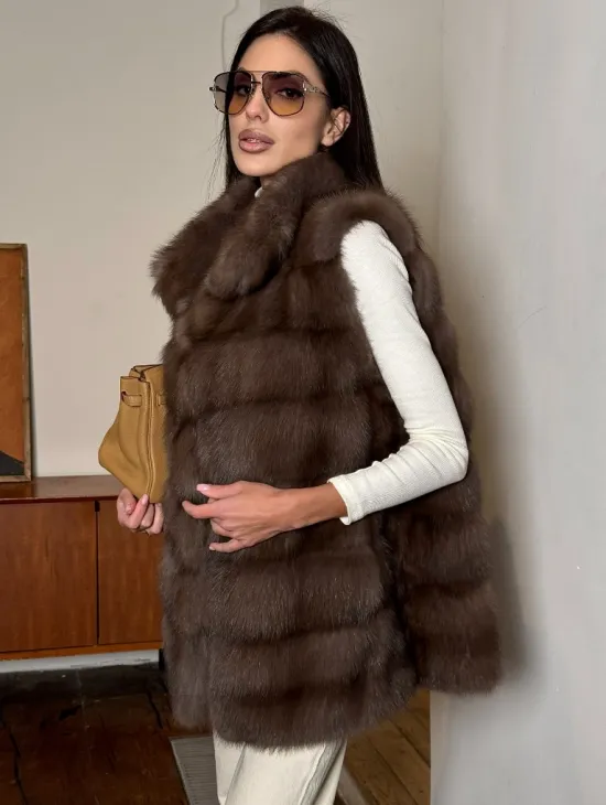 Жилет из меха куницы в цвете Truffle стойка воротник