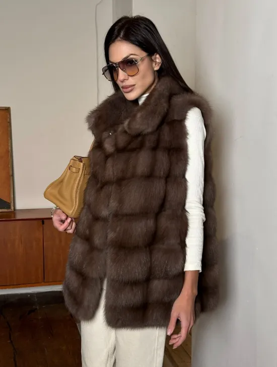 Жилет из меха куницы в цвете Truffle стойка воротник
