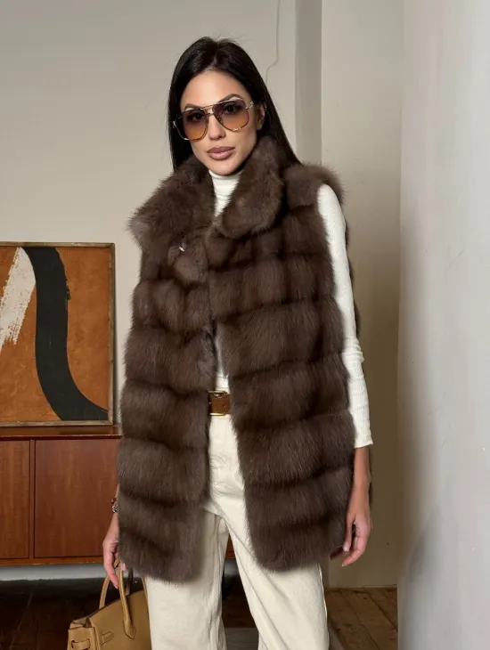 Жилет из меха куницы в цвете Truffle стойка воротник