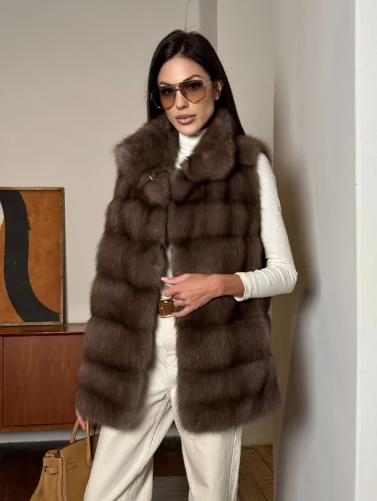 Жилет из меха куницы в цвете Truffle стойка воротник