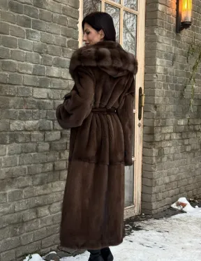 Длинная коричневая норковая шуба прямого кроя с капюшоном из куницы