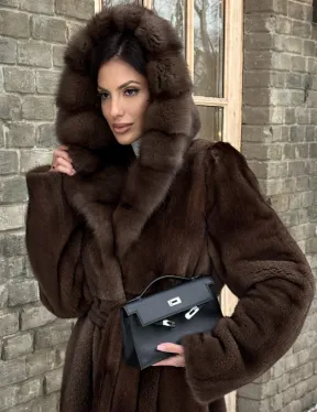 Длинная коричневая норковая шуба прямого кроя с капюшоном из куницы
