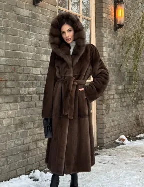 Длинная коричневая норковая шуба прямого кроя с капюшоном из куницы