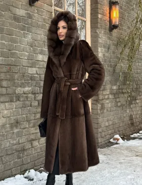 Длинная коричневая норковая шуба прямого кроя с капюшоном из куницы