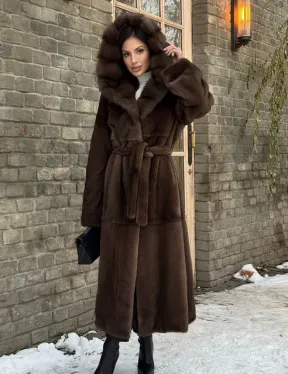 Длинная коричневая норковая шуба прямого кроя с капюшоном из куницы