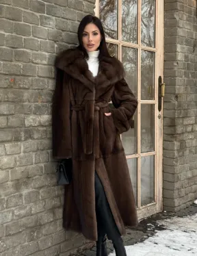 Длинная коричневая норковая шуба прямого кроя с капюшоном из куницы