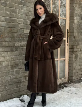 Длинная коричневая норковая шуба прямого кроя с капюшоном из куницы