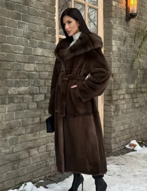Длинная коричневая норковая шуба прямого кроя с капюшоном из куницы