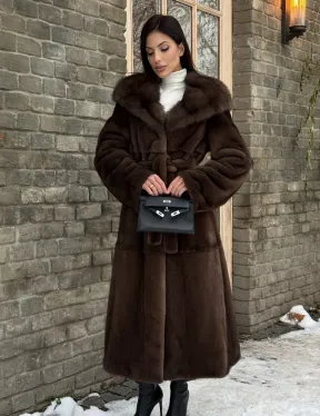 Длинная коричневая норковая шуба прямого кроя с капюшоном из куницы